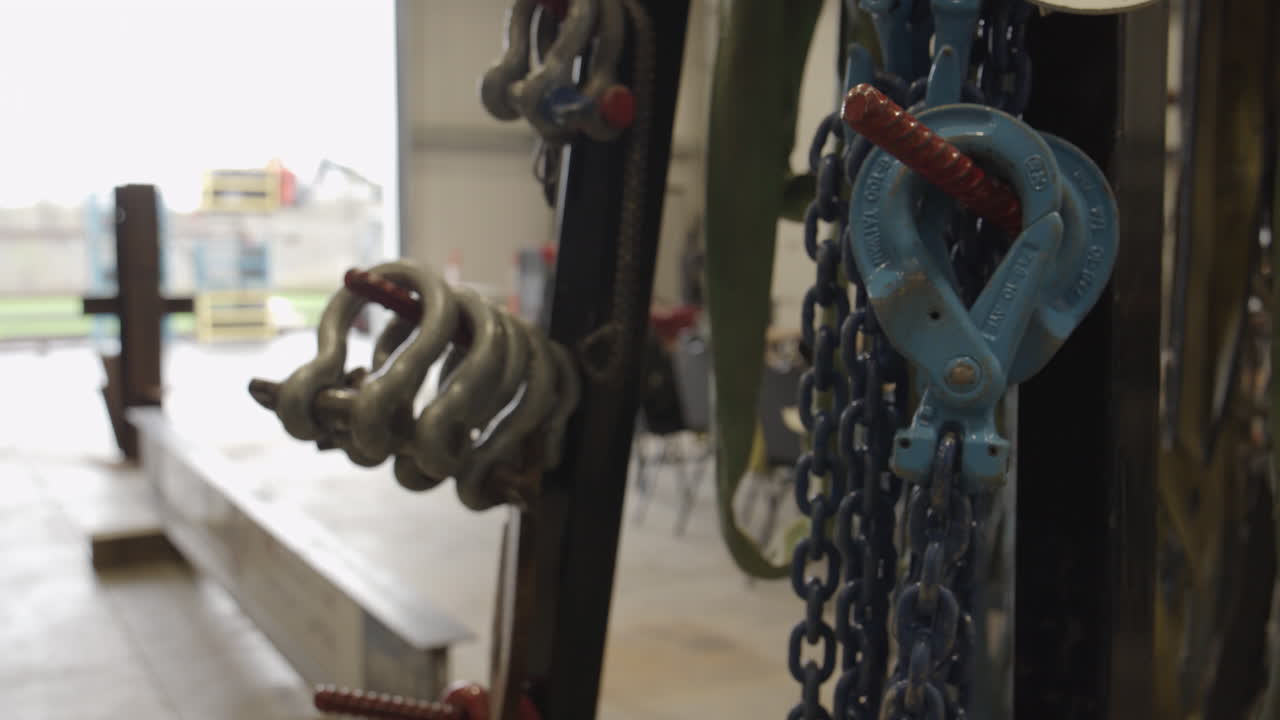 los trabajadores del hierro cierran cadenas y equipos de seguridad