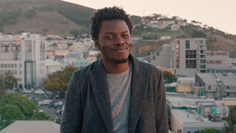 Atractivo-Joven-Afroamericano-Disfrutando-De-La-Vista-En-La-Azotea-Del-Horizonte-De-La-Ciudad-Al-Atardecer-Sonriendo-Feliz-Bebiendo-Refrescante-Cerveza-Fría-Celebrando-La-Fiesta-De-Fin-De-Semana