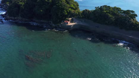 Volando-Sobre-La-Playa-Hacia-Ama-Diver-Hut-En-La-Costa-De-Osatsu,-Mie-Japón