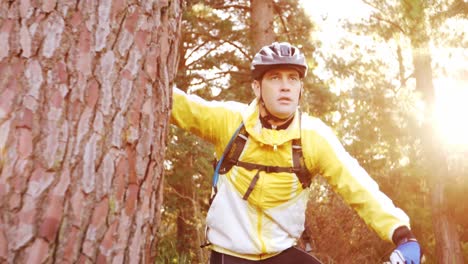 Ciclista-De-Montaña-Masculino-Tomando-Un-Descanso-Y-Mirando-La-Naturaleza