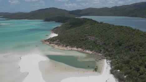 Touristen-Am-Weißen-Sandstrand-In-Der-Nähe-Von-Hill-Inlet-Lookout-Im-Sommer