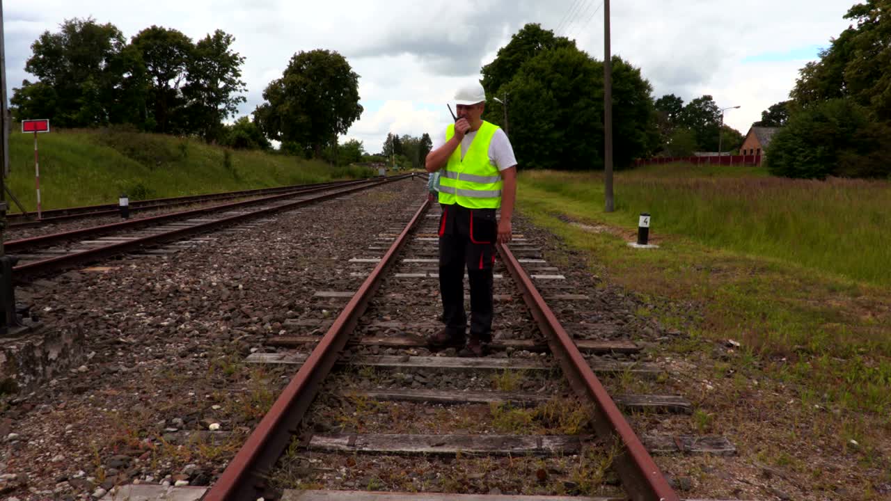el personal del ferrocarril comprueba el estado del ferrocarril