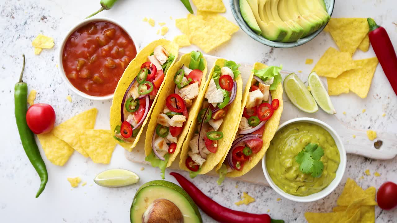Lækre mexicanske kødtacos serveret med forskellige grøntsager og salsa