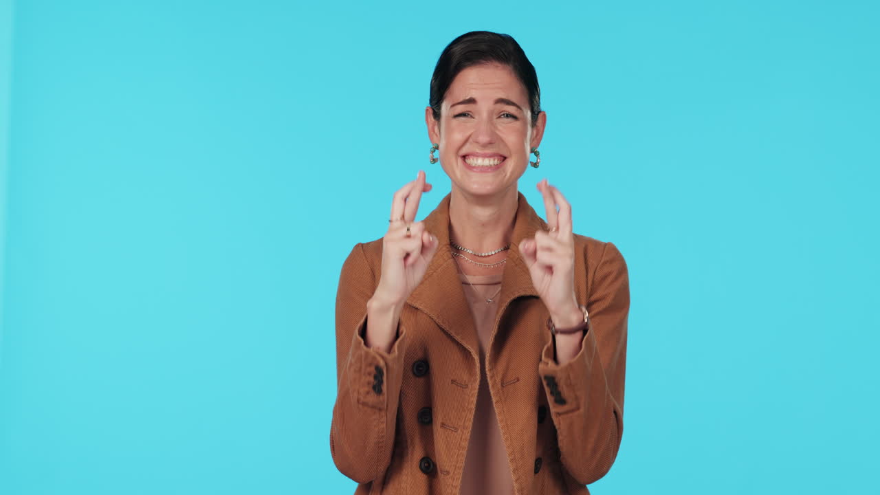 얼굴, 희망과 손가락을  ⁇ 는 여자