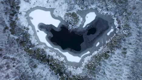 vista aérea del lago en forma de corazón escondido en la península superior de michigan