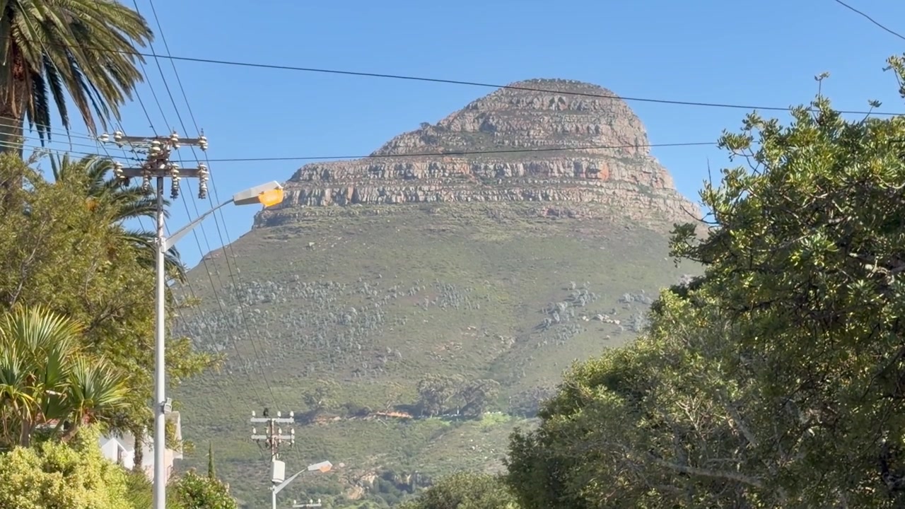 Una strada o un sobborgo a Città del Capo con Lion's Head sullo sfondo
