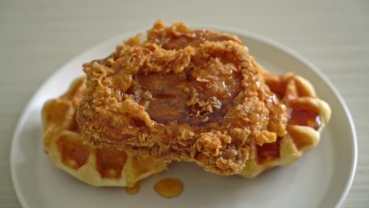 꿀 또는 메이플 시럽을 곁들인 수제 프라이드 치킨 와플