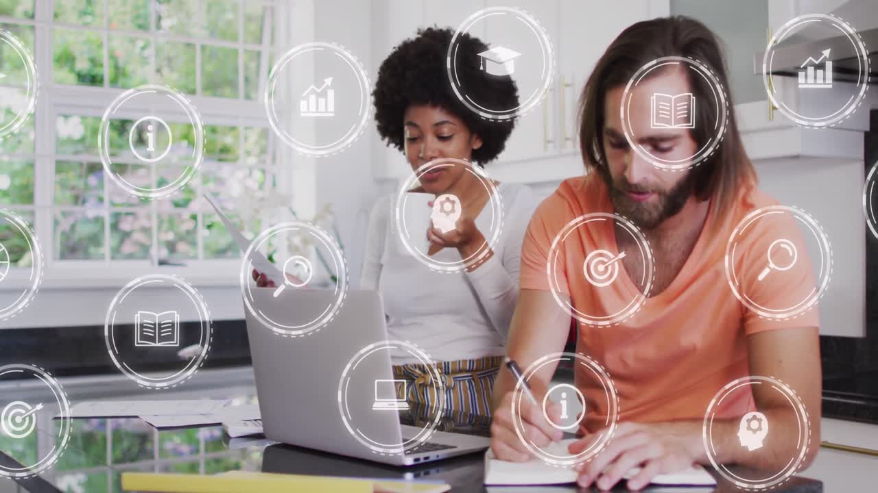 animación de iconos sobre una pareja diversa bebiendo café y escribiendo en el diario mientras usan una computadora portátil