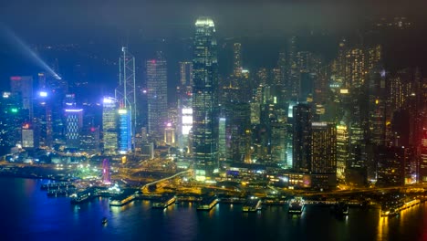 el lapso de tiempo aéreo del horizonte iluminado de hong kong. hong kong, china