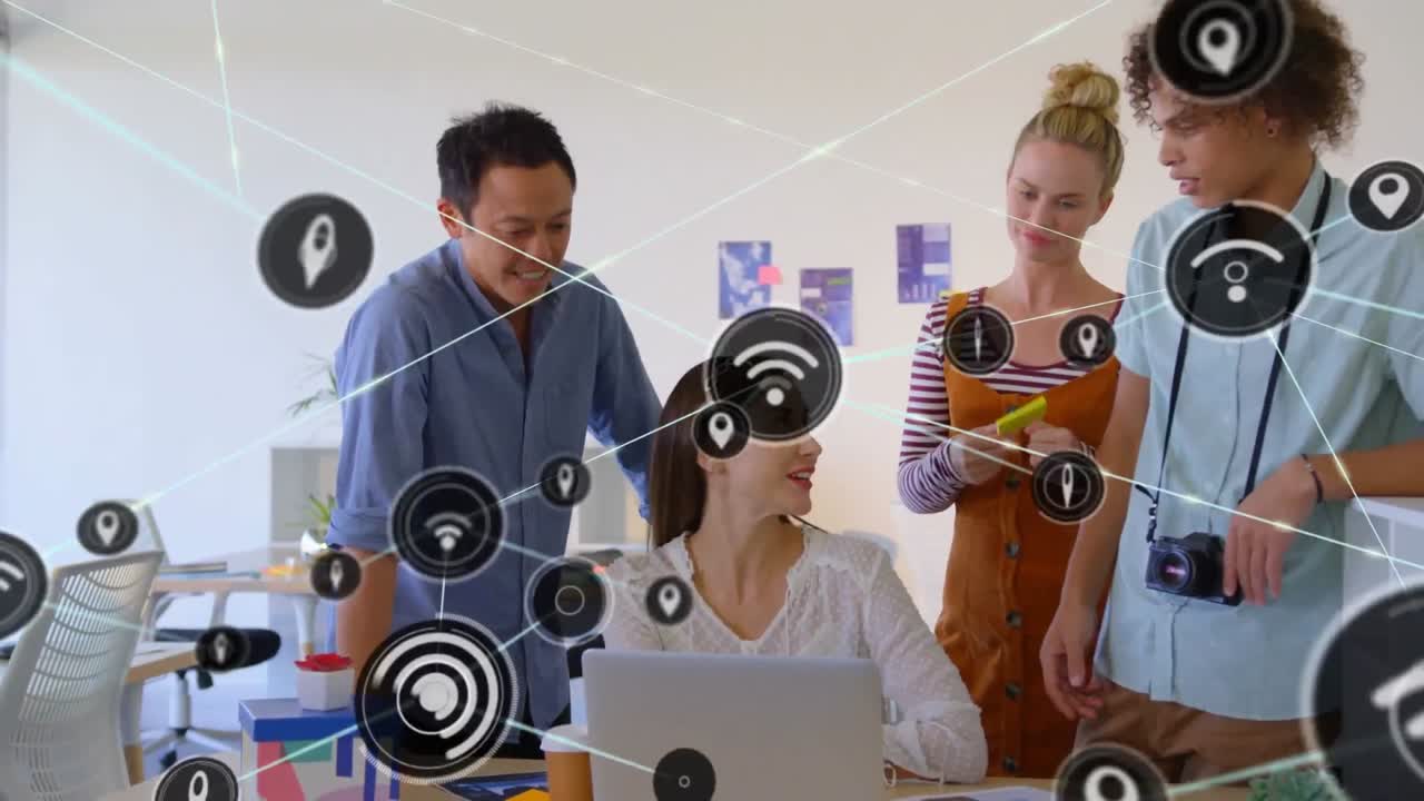 animación de la red de conexiones con iconos sobre diversas personas de negocios en la oficina