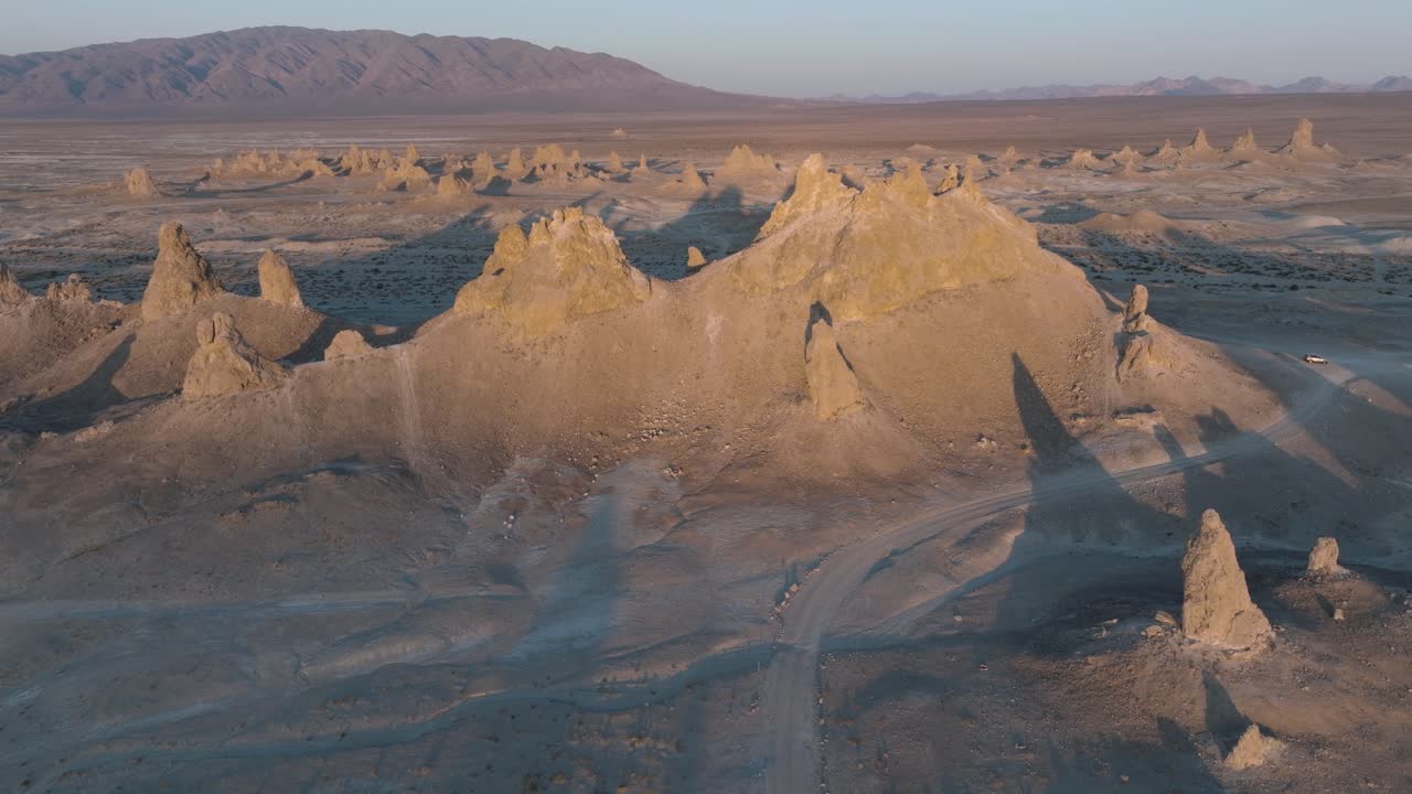 drone aéreo disparado trona pinnacles desierto de california al atardecer