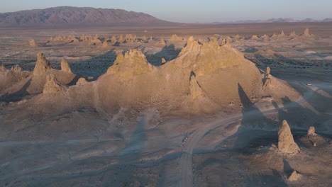 Drone-Aéreo-Disparó-Pináculos-De-Trona-Desierto-De-California-Al-Atardecer