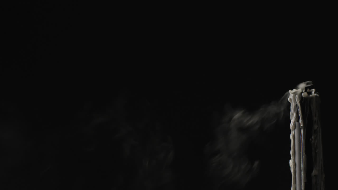 흑색 배경에  ⁇  불꽃과 복사 공간을 가진 녹색  ⁇ 불의 비디오