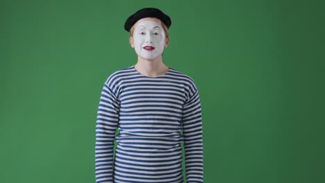 미미 아티스트가 ok를 제스처하고 엄지손가락을 올려 표시합니다.