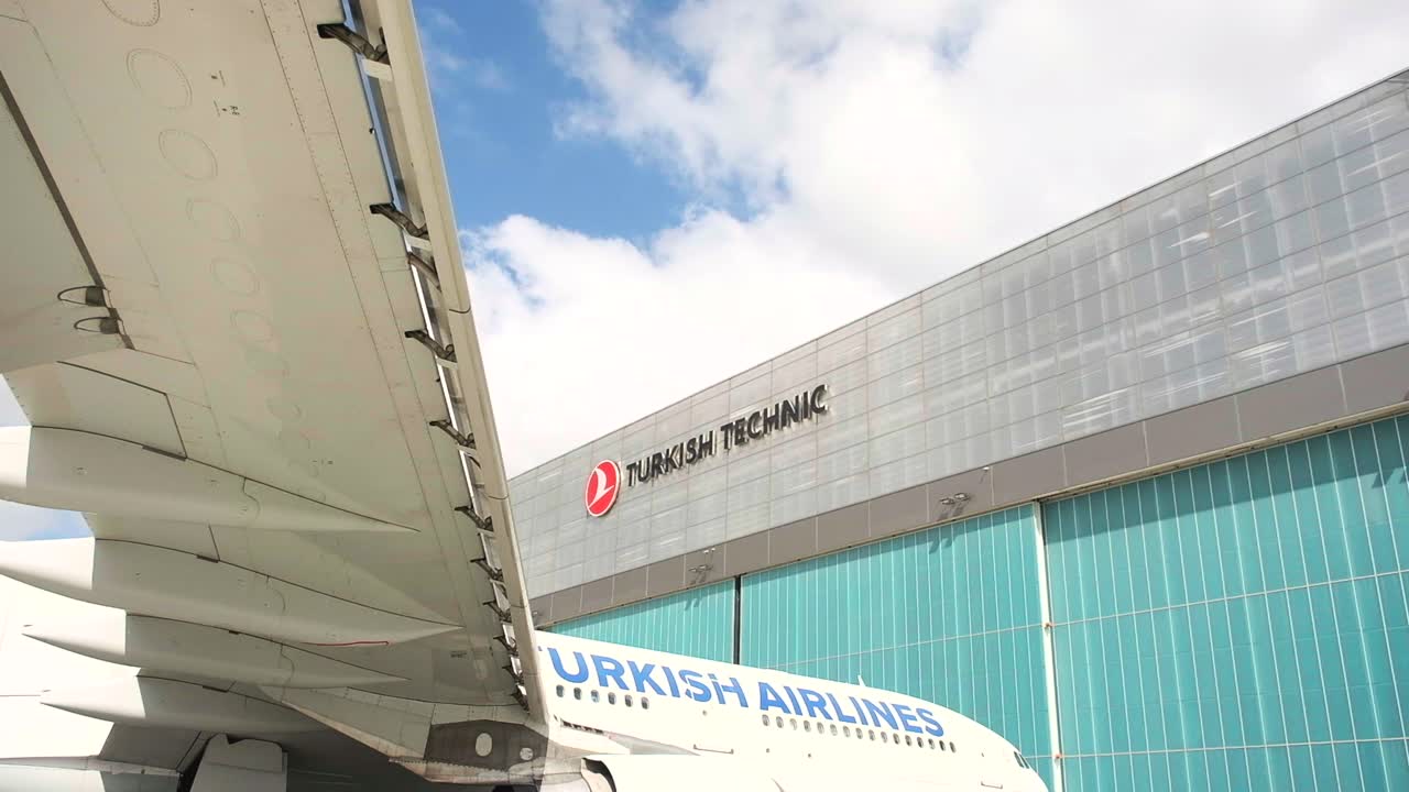 항공기 청소 회사 직원들의 사진 비행기 사다리 비행 준비 통제 준비 탑승 게이트 절차 활동