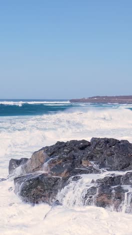 poderosas olas del océano chocando contra la orilla rocosa