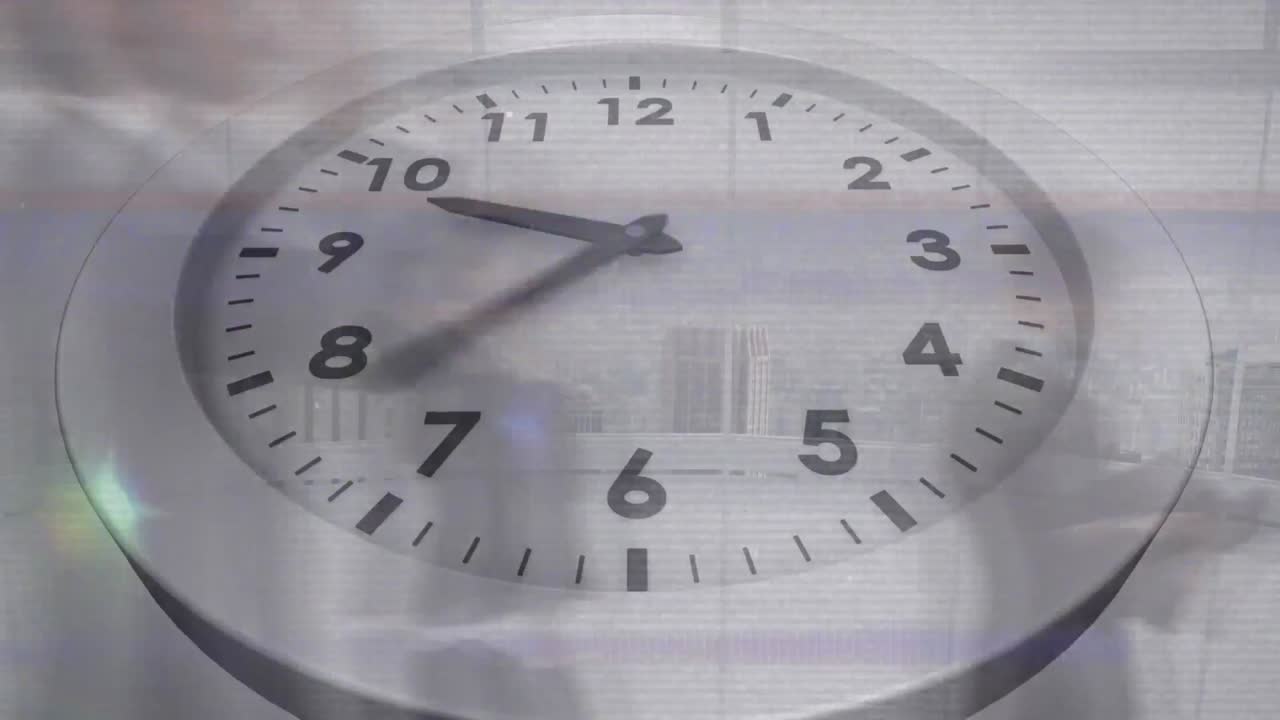 animación del efecto vhs sobre el reloj de tic-tac contra el lapso de tiempo de los hombres de negocios caminando en la oficina.