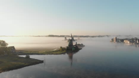 Molinos-De-Viento-Grupales-En-La-Niebla-Baja-En-El-Zaanse-Schans-En-Una-Antena-Cinematográfica-De-Drones-Temprano-En-La-Mañana-En-4k