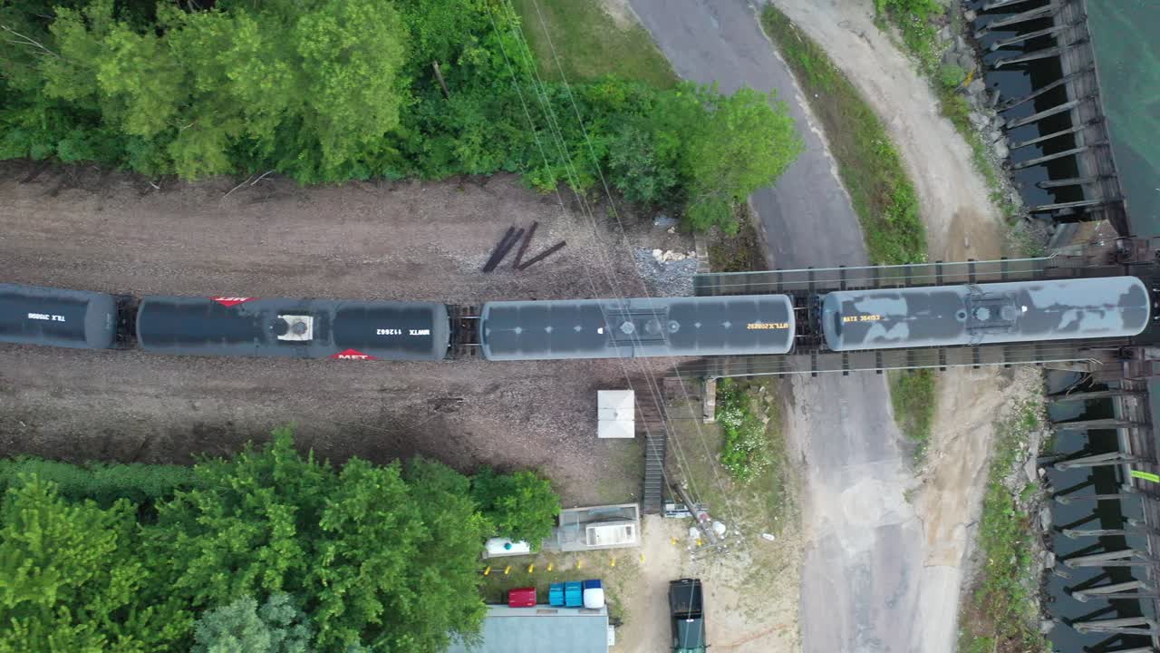 강 을 가로지르는 다리 를 건너고 있는 열차 의 공중 사진