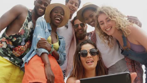 Vista-De-ángulo-Bajo-De-Amigos-De-Raza-Mixta-Tomando-Selfie-Con-Teléfono-Móvil-En-La-Playa-4k