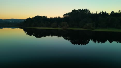 Depósito-Con-Reflejos-De-Espejo-Durante-La-Puesta-De-Sol-En-El-Observatorio-De-Aves-De-Crendes,-España