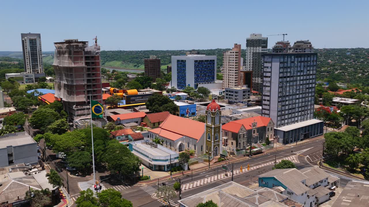 Foto aerea della Paróquia São João Batista tra gli edifici moderni nel centro di Foz do Iguaçu, Brasile