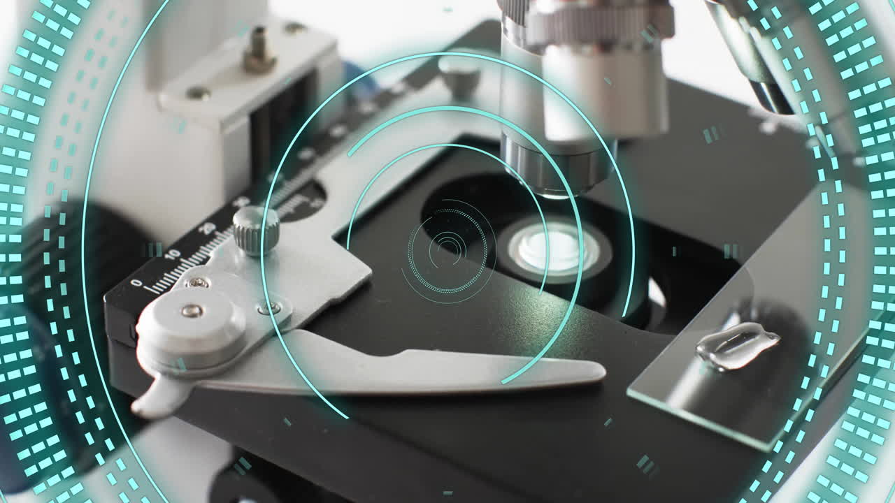 백색 바탕에 실험실 현미경 위에서 스 스캔의 애니메이션