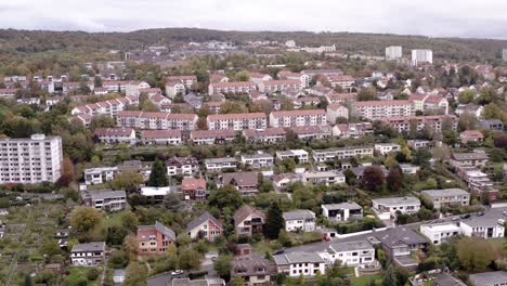 reinhäuser landstraße en el südstadt suedstadt de goettingen capturado por una toma aérea de drones a finales de otoño