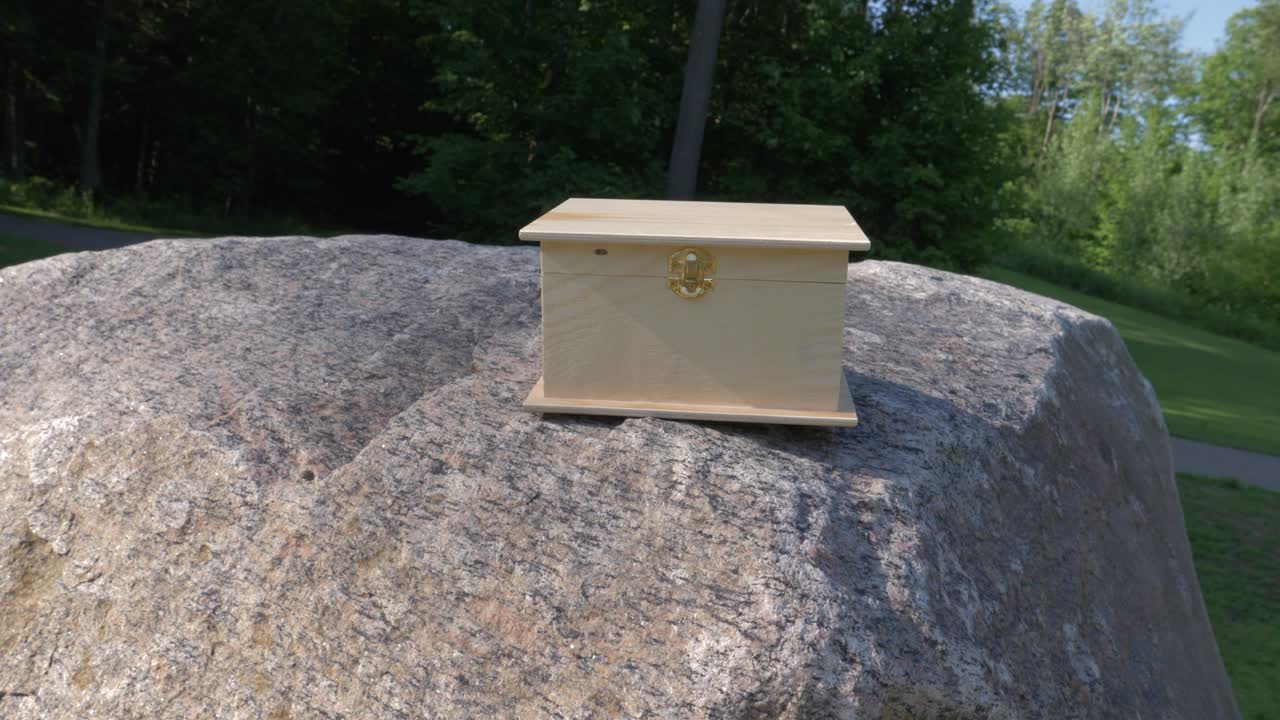 공원의 암석에 있는 상자와 물체