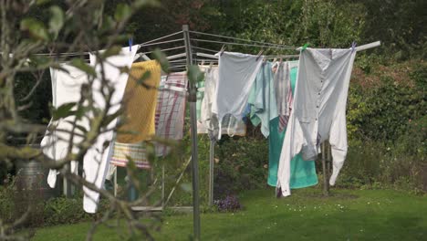 secado de ropa limpia lavada afuera con luz solar y brisa de viento