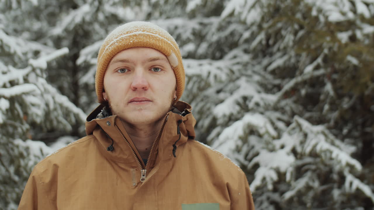 retrato de un hombre alegre en el bosque de invierno