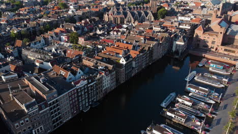 Vista-Aérea-A-Las-Casas-Del-Canal-Y-La-Ciudad-En-Amsterdam,-Países-Bajos