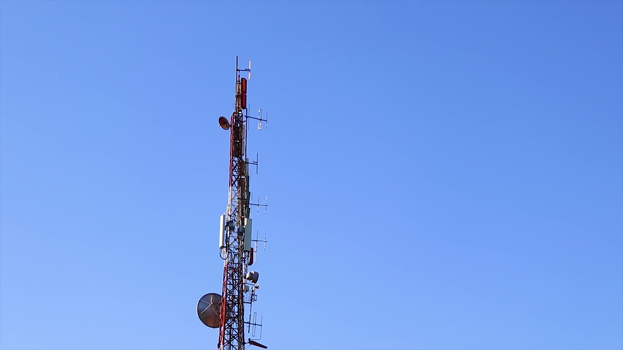 gran antena alta un transmisor de radio lleno de antenas parabólicas que emiten ondas de radio