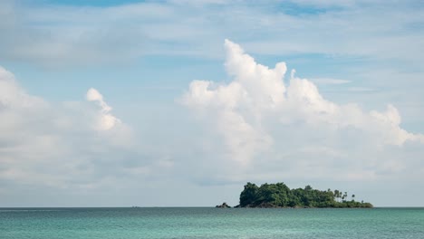 Lapso-De-Tiempo-De-Una-Toma-Estática-Con-Nubes-De-Cúmulos-Que-Se-Mueven-Rápidamente-De-Izquierda-A-Derecha-A-Través-De-Cielos-Azules-Con-Una-Capa-Superior-Delgada-De-Cirros-En-Movimiento-Sobre-Una-Pequeña-Isla-En-Tailandia-Tropical