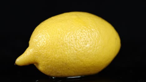 un limón fresco y jugoso gira lentamente.