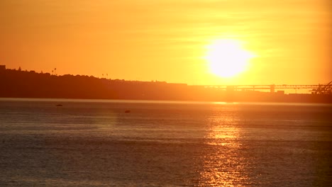 paisaje marítimo al amanecer océano con barcos e islas en el horizonte con la ciudad en el fondo en europeo