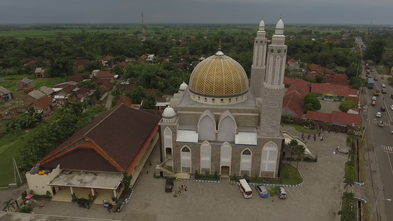 edificio de mezquita con arquitectura de oriente medio cerca de la carretera de peaje trans java en indonesia