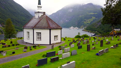 Título-Desde-El-Hermoso-Cementerio-Noruego-Y-La-Pequeña-Iglesia-Del-País-Hasta-El-Espectacular-Fiordo-De-Geiranger-Y-El-Crucero-En-La-Distancia-Con-Lluvia,-En-Video-4k