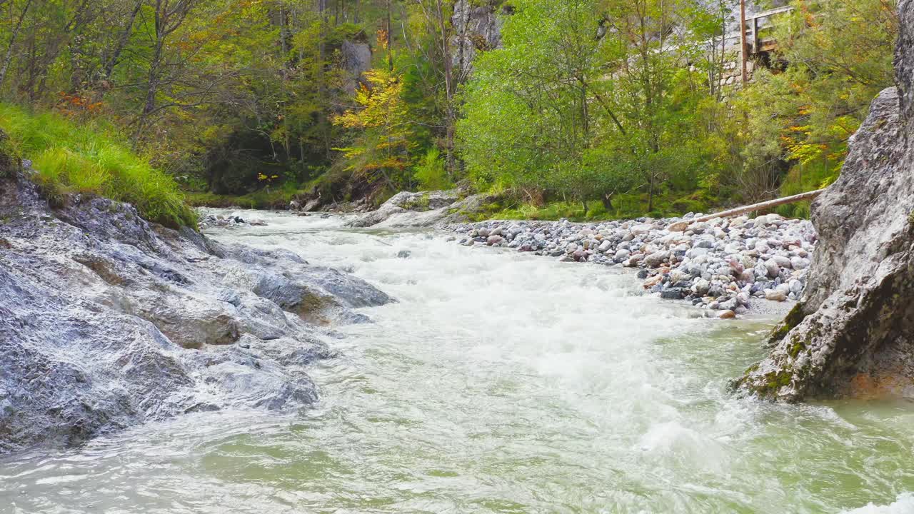 튀는 강물 캐스케이드 위로 낮은 각도 비행