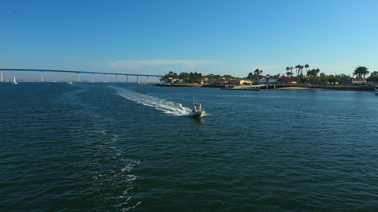 코로나도 섬이 보이는 샌디에이고 만을 가로지르는 과속 어선의 공중 전망