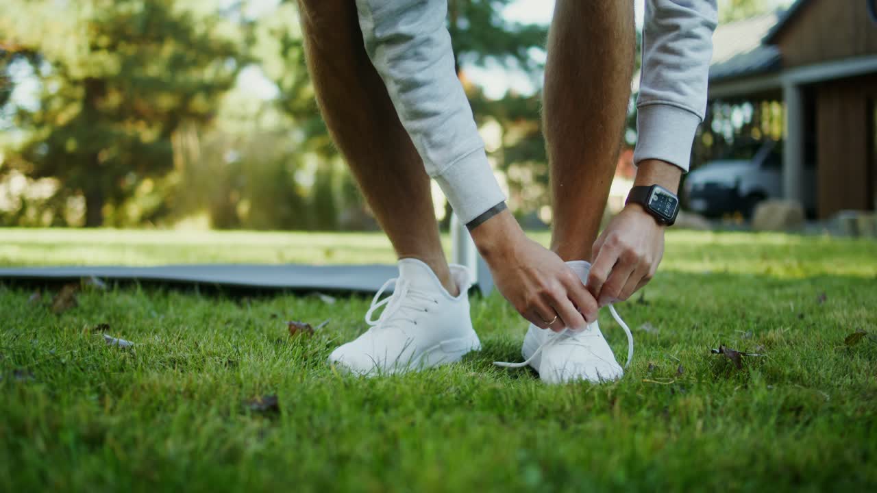 신발을 고 야외 운동을 준비하는 것