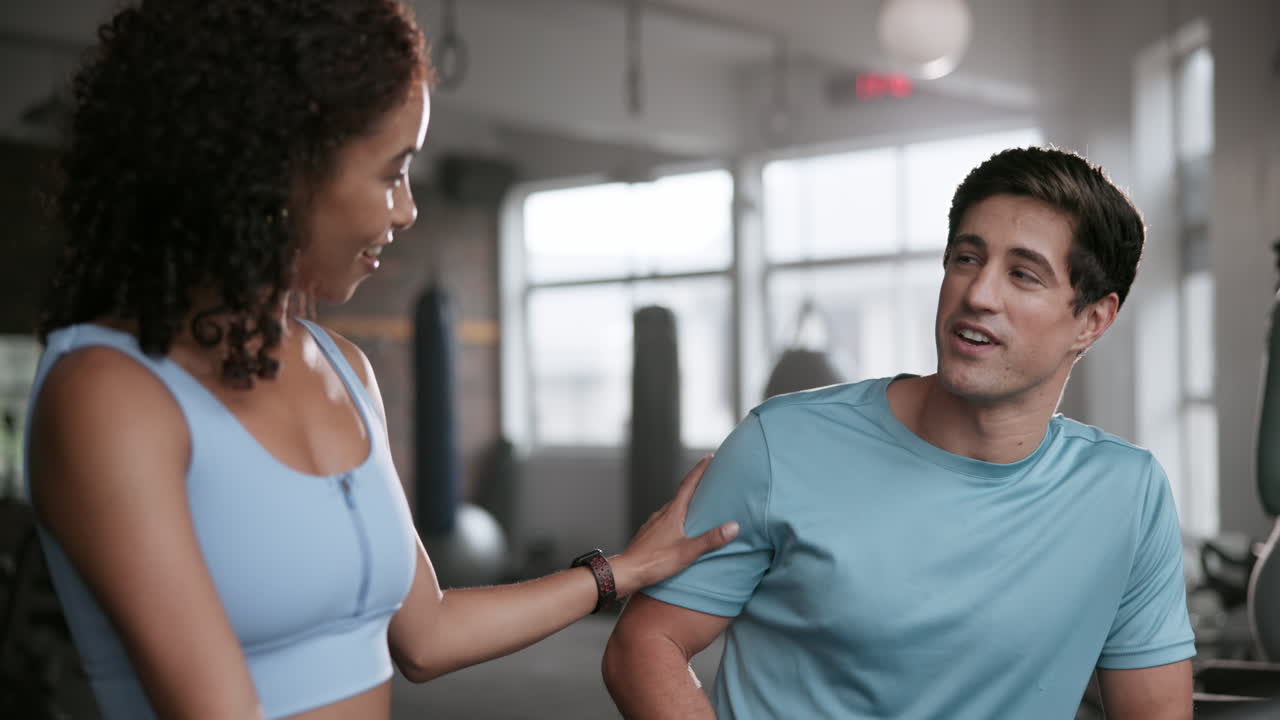una pareja haciendo ejercicio en un gimnasio.