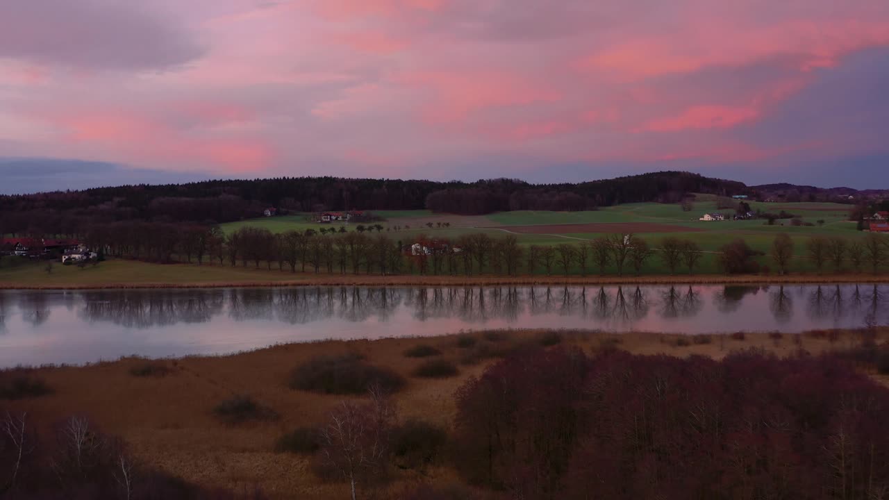hermosa antena de drones 4k uhd dji de un lago idílico en la zona rural de ebersberg cerca de munich en baviera, alemania