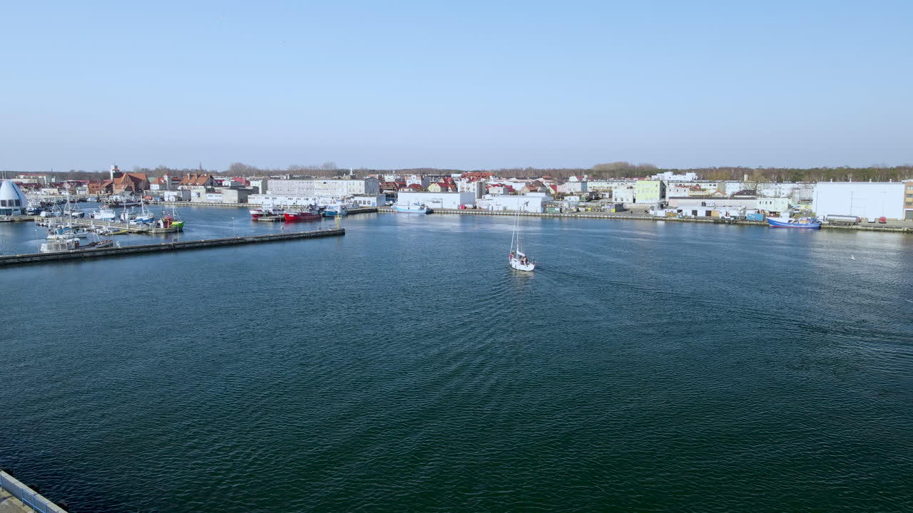 velero llegando al muelle en port hel, polonia en un día soleado de verano