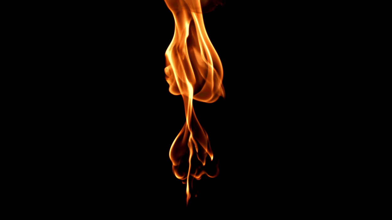 Isolerede flammer brænder på en sort baggrund
