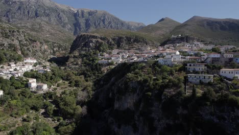 video de drone de plano descriptivo vacío hacia el pueblo de nje maj, spile, sen en himare, en la costa albanesa, lash8
