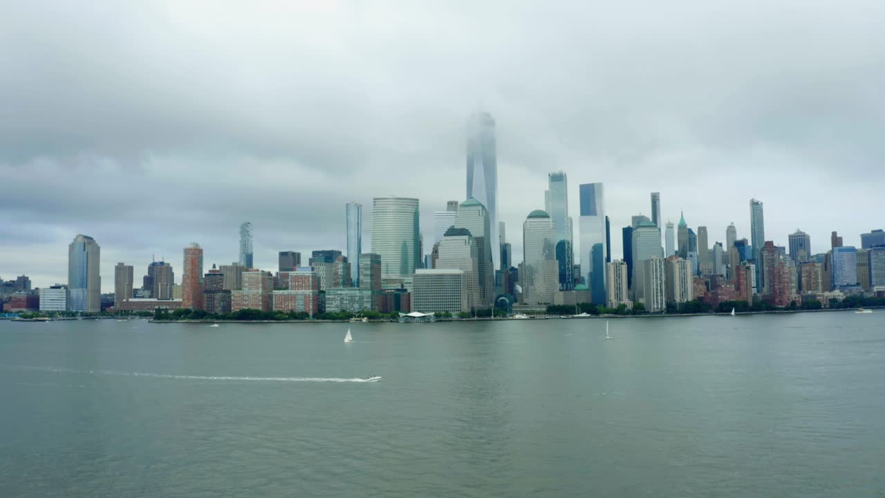 구름이 많은 날에 뉴욕 시의 스카이 라인