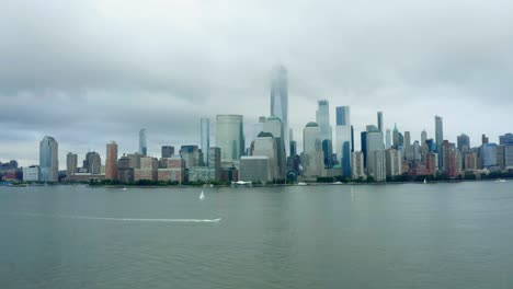 el horizonte de la ciudad de nueva york en un día nublado