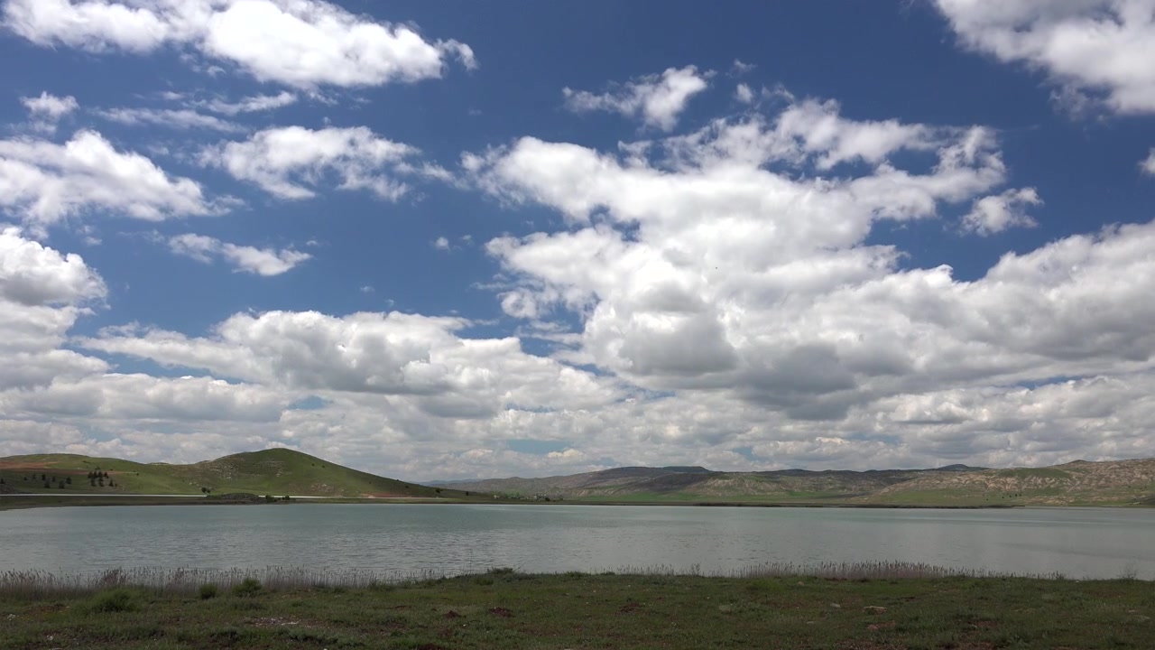 Vista panoramica di un lago calmo sotto un cielo nuvoloso