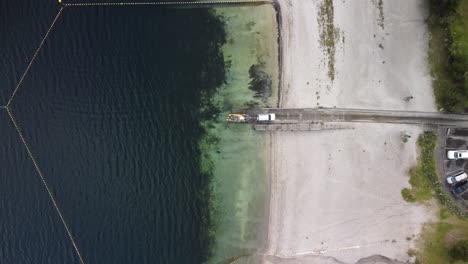tiro de dron de barco en rampa de barco en lago en nueva zelanda
